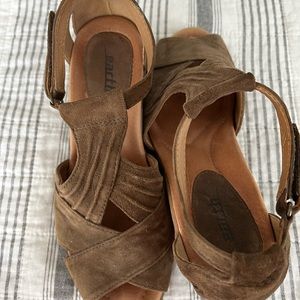 Earth brand tan suede sandals